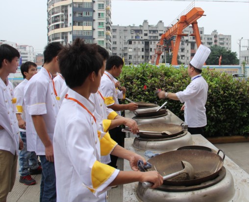 学厨师怎样学抛锅