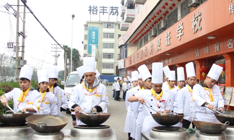 勤学苦练,华南大厨141班抛锅练