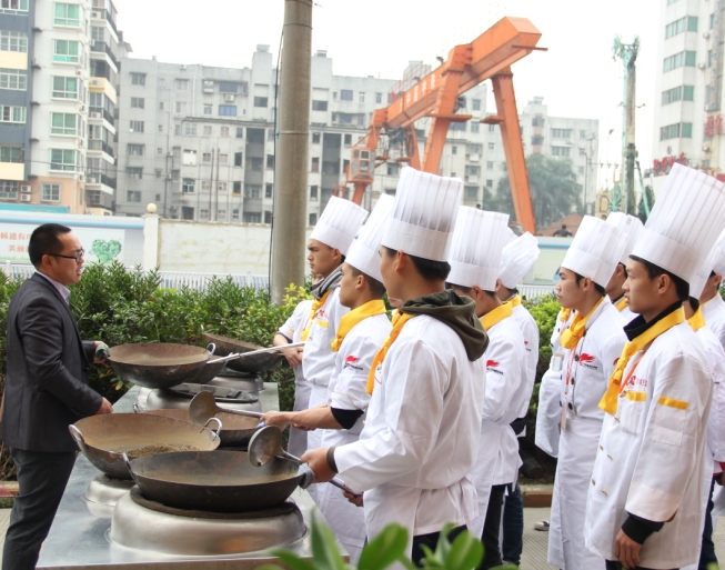 勤学苦练,华南大厨141班抛锅练