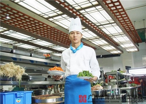 走进后厨,感受现代化厨师的工作环境